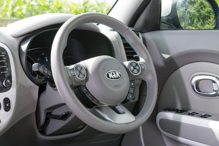 Интерьер Kia Soul EV 2014 года  (UK) (фото 3 из 36)